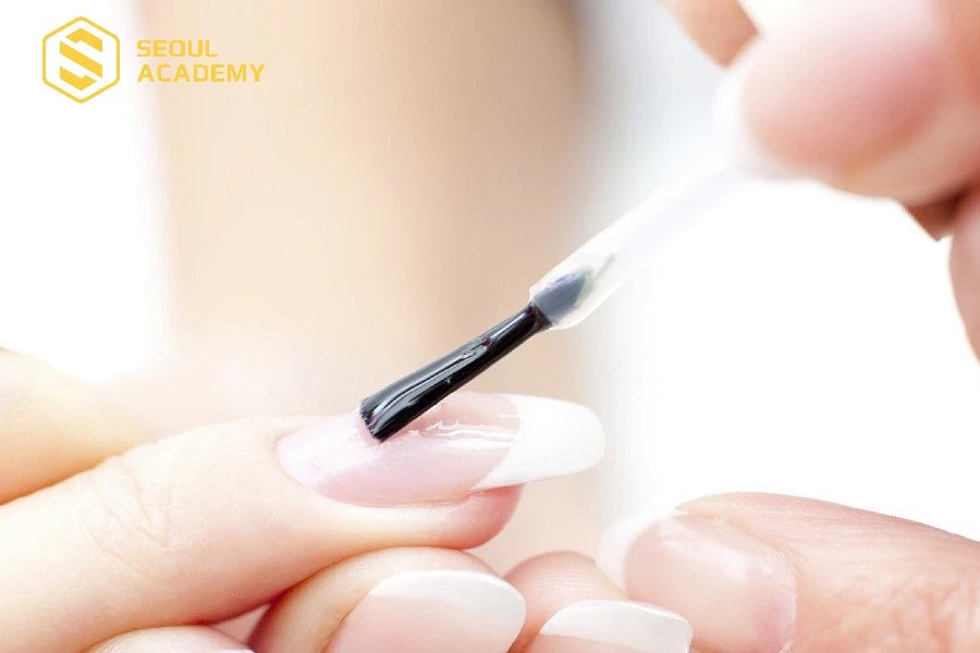 Chỉ sơn lớp base mỏng trong quy trình các bước sơn gel