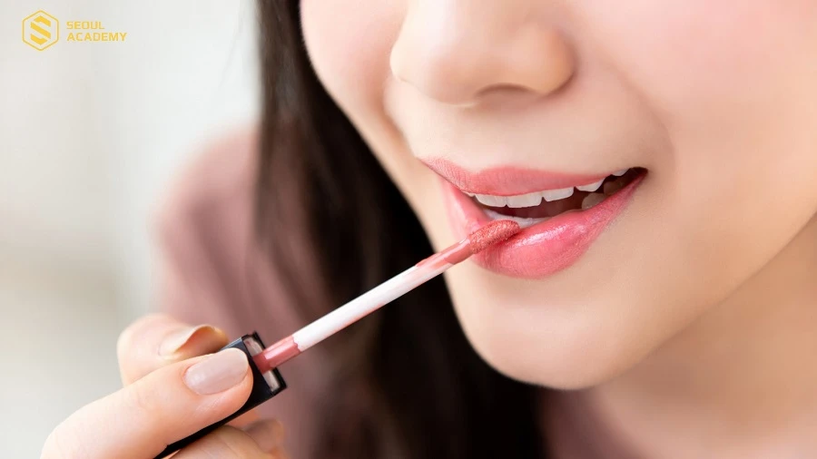 Sau khi khử thâm bạn hoàn toàn có thể đánh son nhưng cần tuân thủ sử dụng đúng loại son và thời điểm phù hợp
