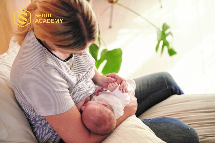 Phụ nữ nên cẩn trọng về việc xăm chân mày trong quá trình cho con bú