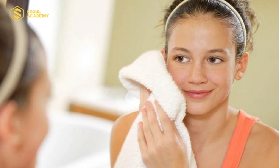 Lỡ dính nước sau khi triệt lông bạn cần lau khô nước bằng khăn sạch và theo dõi phản ứng