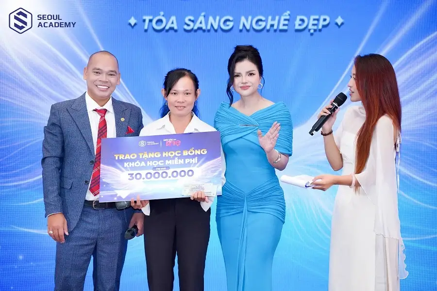 Seoul Academy đã tận tay trao tặng học bổng toàn phần cho nhân vật Điều Ước của Mẹ mùa 2
