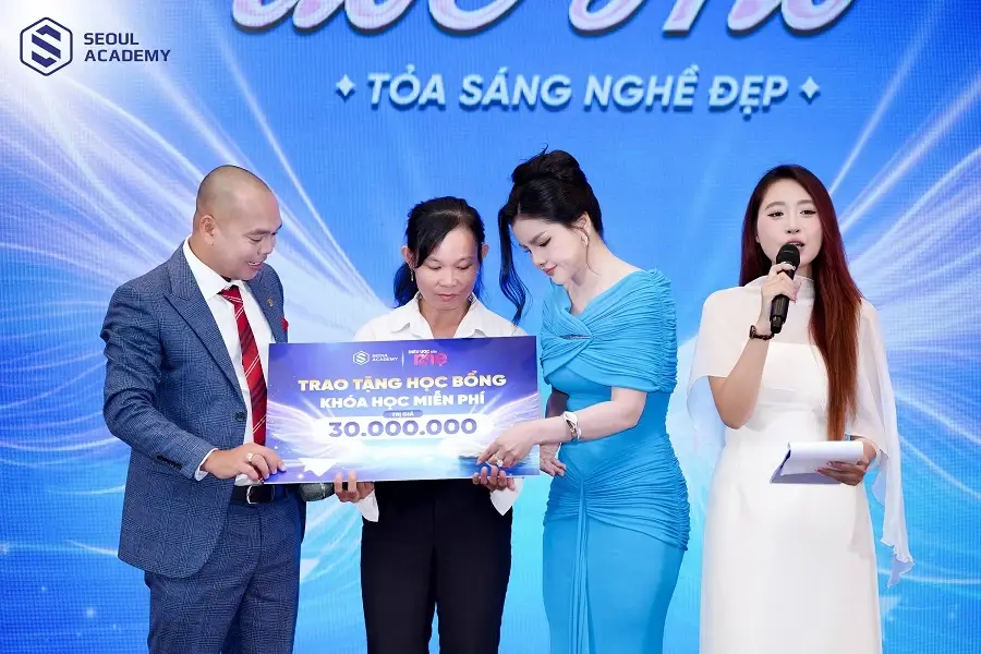 Đại diện Seoul Academy đã trao tận tay học bổng toàn phần cho chị Thu Ba