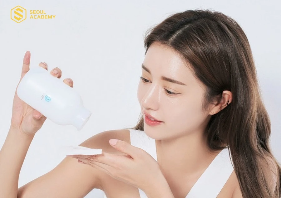 Sau khi làm sạch cần cân bằng lại da với toner