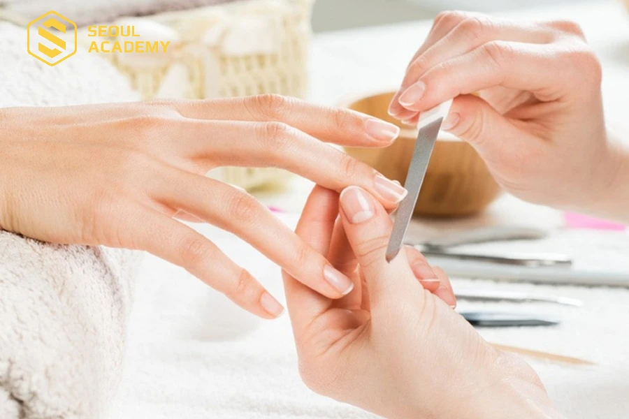 Dũa móng tay tạo hình móng theo sở thích trước khi sơn gel (không hơ đèn)