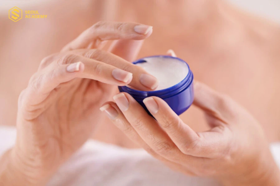 Tự tháo móng úp tại nhà có thể làm tổn thương đến móng thật