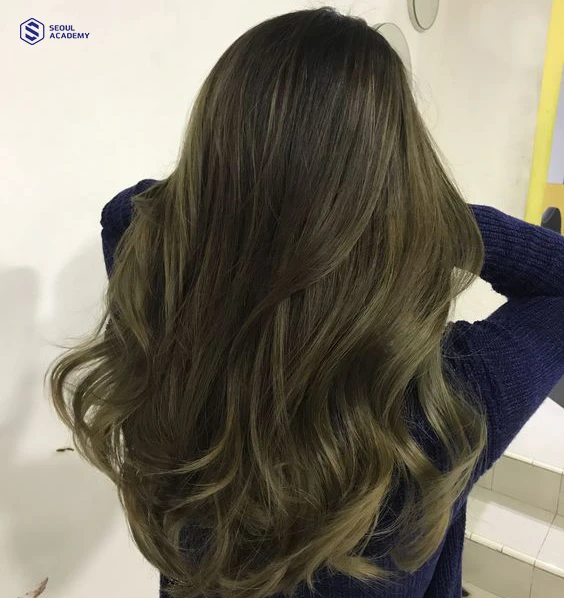 Tóc đen nên nhuộm màu gì không cần tẩy? Đó là tóc nâu rêu