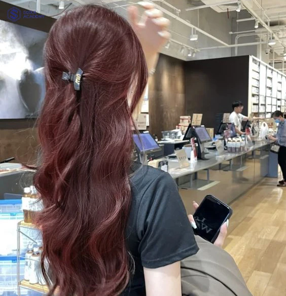 Tóc nhuộm đỏ nâu trầm là gợi ý tóc đen nên nhuộm màu gì không cần tẩy