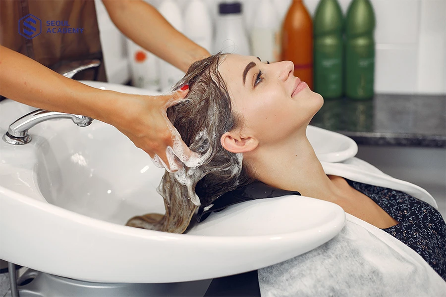 Nhuộm tóc đen không cần tẩy nên tránh gội đầu thường xuyên