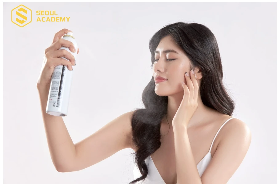Xịt khoáng giúp khóa lớp make up