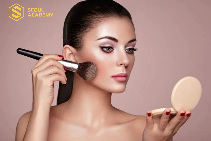Tán phấn phủ cần sử dụng cọ chuyên dụng để phấn được phủ đều và lượng phấn vừa phải