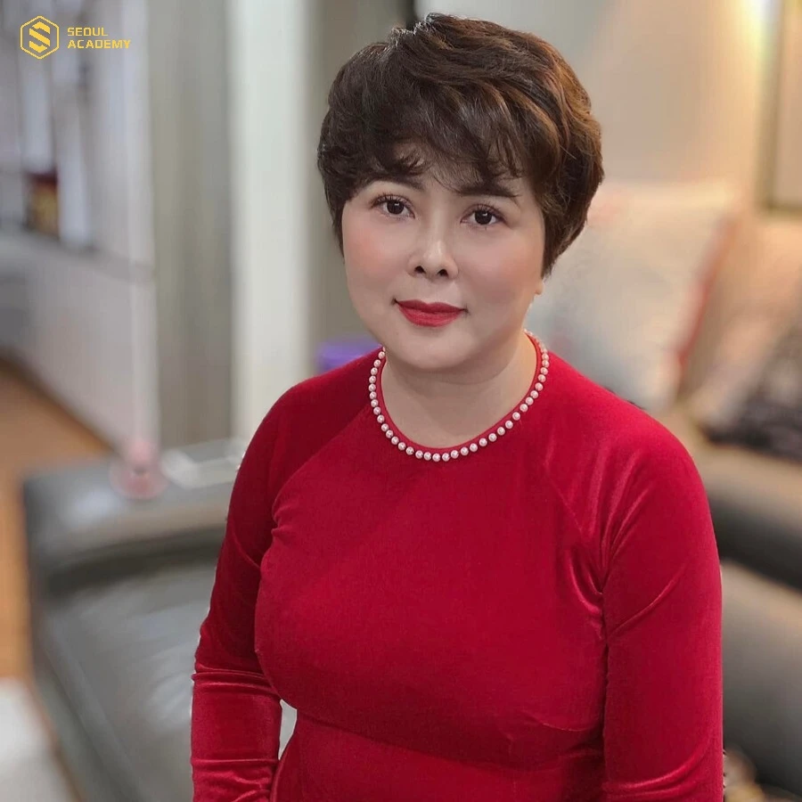Makeup tone đỏ quyến rũ cho mẹ cô dâu thêm sang trọng và quý phái