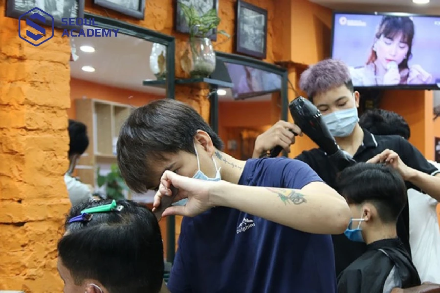 Hình thức vừa học vừa làm nghề tóc thường gặp ở các hair salon