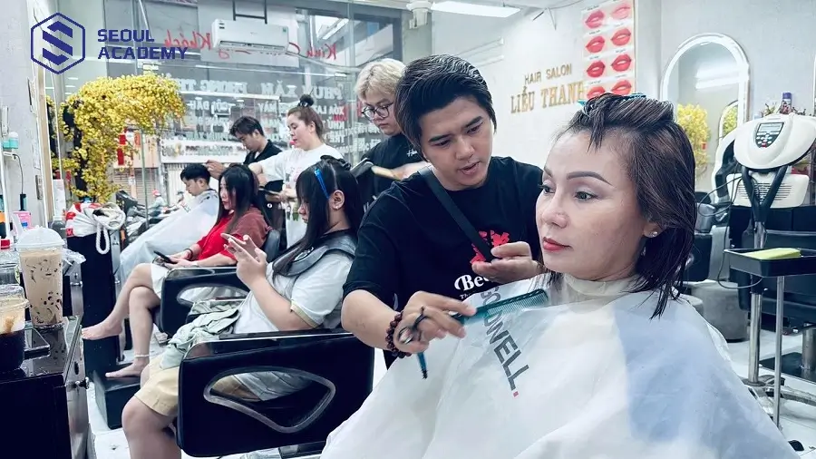 Liễu Thanh Hair Salon & Academy là địa chỉ đào tạo nghề tóc có sự cân bằng giữa tóc nam và nữ