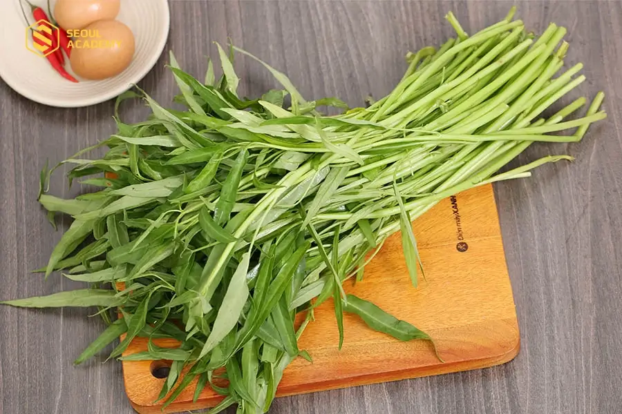 Rau muống chứa chất Madecassol làm vết thương hở trên môi xăm lâu lành