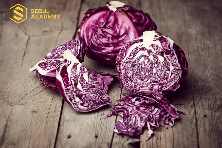 Bạn có thể dùng bắp cải tím làm salad hoặc xào đều mang lại hiệu quả