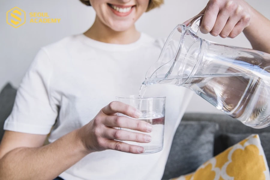 Uống đủ 2 lít nước mỗi ngày để cấp ẩm, môi mịn màng