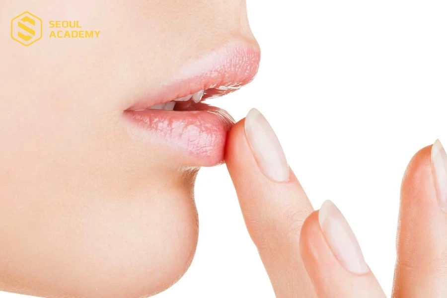 Không dùng tay chạm hoặc gỡ da môi bong tróc khi môi đang hồi phục