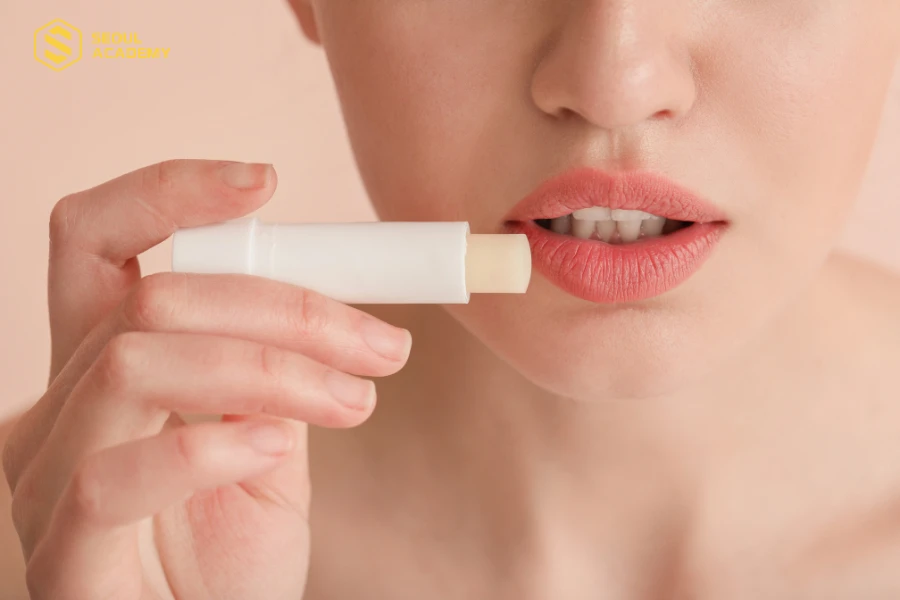 Khi môi bong vảy bạn bắt đầu chuyển sang sử dụng dưỡng môi chuyên dụng