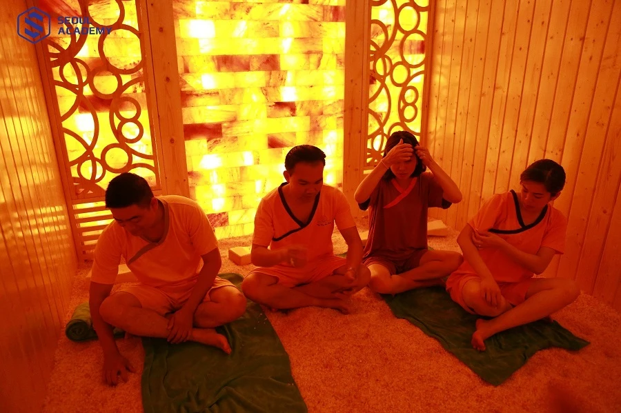 Không phải ai cũng phù hợp với liệu pháp xông hơi đá muối