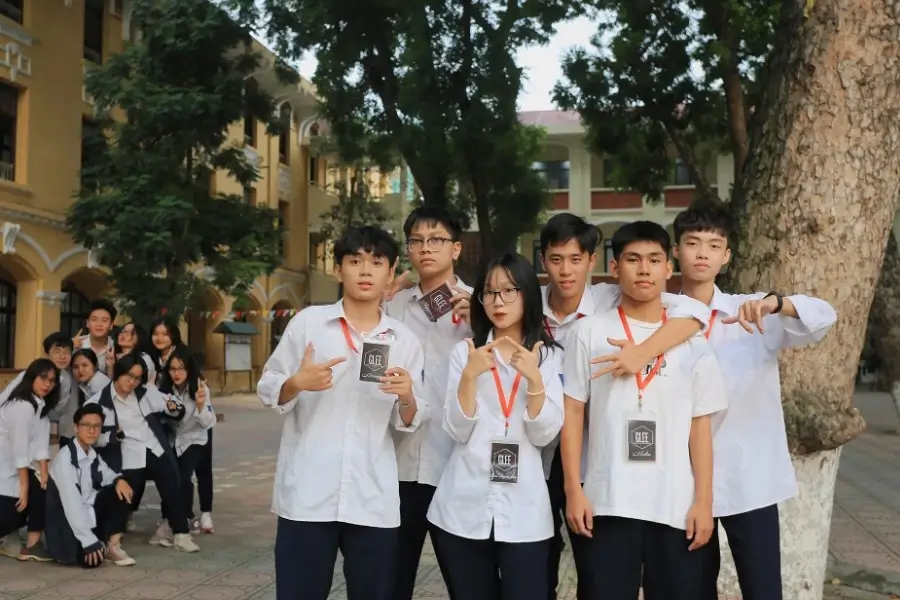 Không có bất kỳ một quy định nào giới hạn độ tuổi học lớp mười