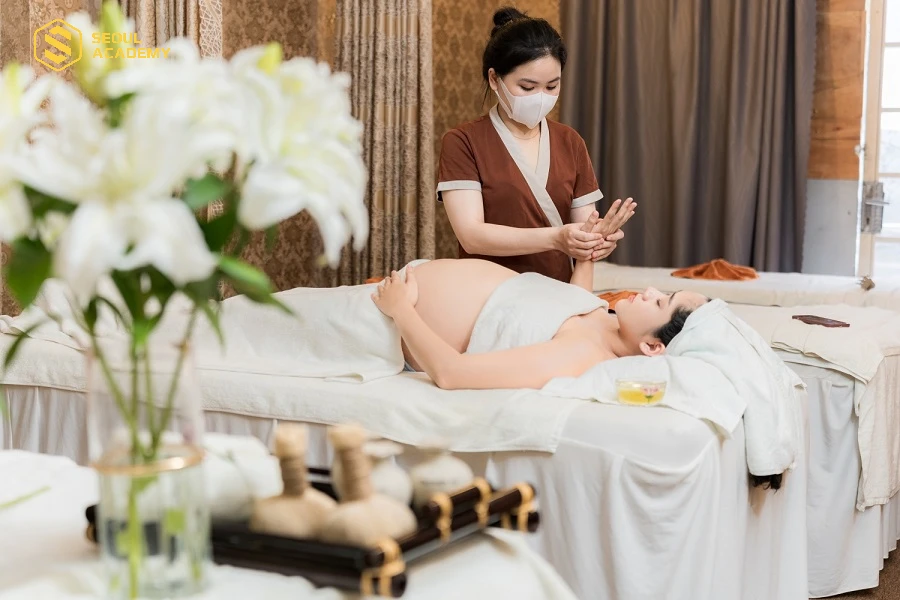 Massage mặt nhẹ nhàng là dịch vụ được nhiều mẹ bầu lựa chọn thực hiện trong thai kỳ