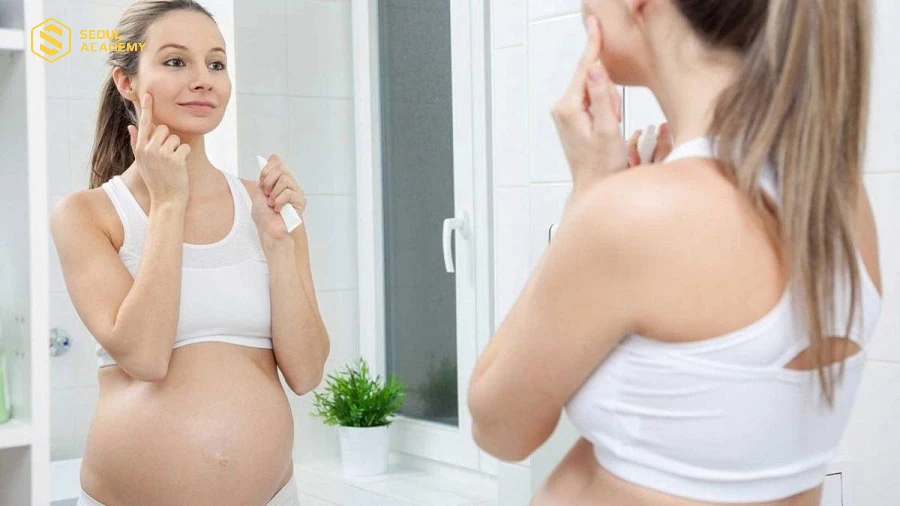 Mẹ bầu vẫn nên duy trì thói quen chăm sóc da trong thai kỳ để bảo vệ da khỏi các tác động từ môi trường và thay đổi nội tiết bên trong cơ thể
