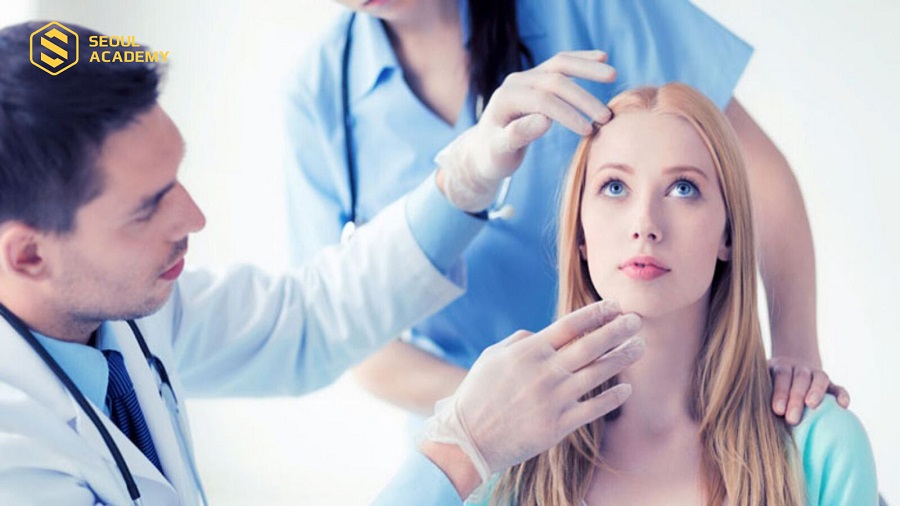 Bác sĩ da liễu có thể làm việc tại các bệnh viện, phòng khám hoặc các spa, trung tâm thẩm mỹ với cơ hội phát triển rộng mở