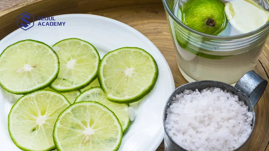 Kết hợp chanh cùng muối giúp làm sạch tế bào da chết hiệu quả