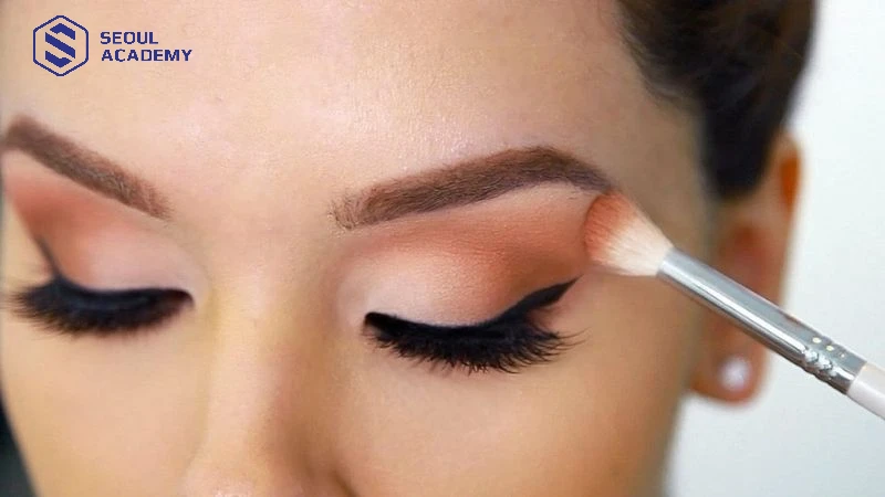 Chuốt mascara và bôi kem che khuyết điểm là Cách vẽ chân mày cho người không có chân mày