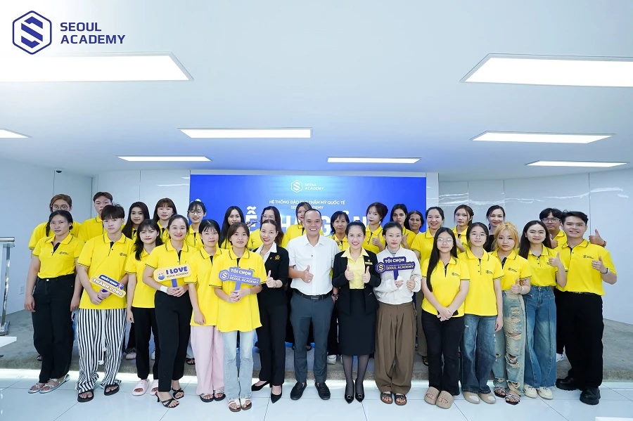 Chuốt mascara và bôi kem che khuyết điểm là Cách vẽ chân mày cho người không có chân mày