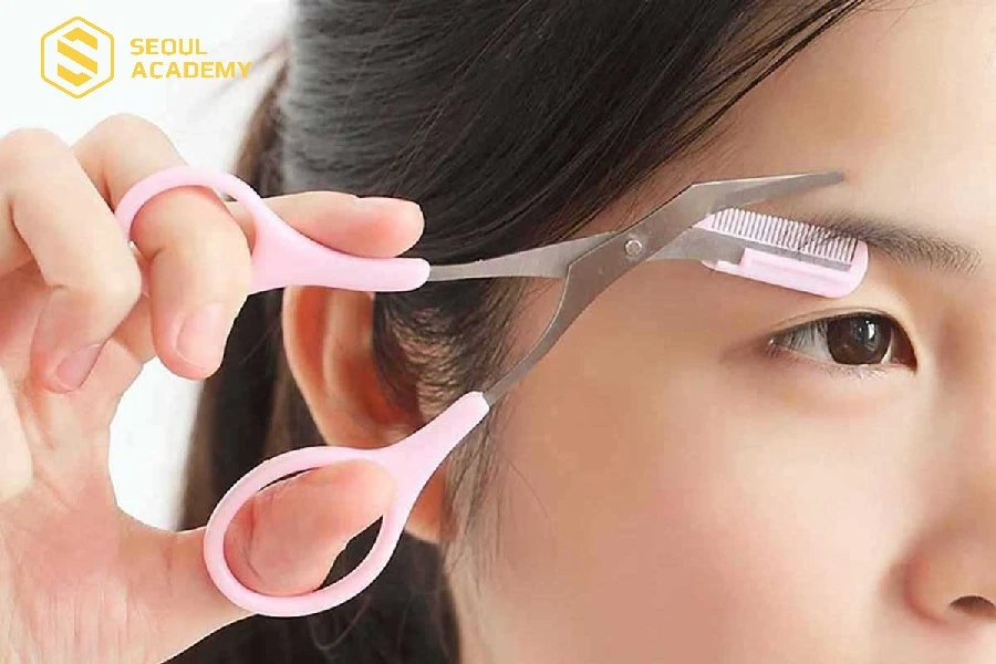 Tỉa chân mày gọn gàng trước khi kẻ chân mày ngang