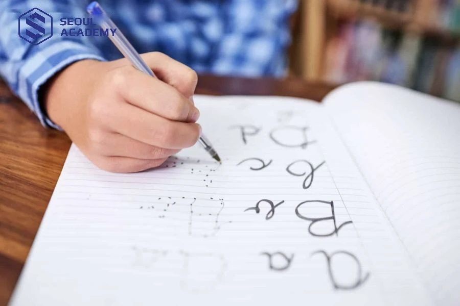 Bút luyện viết chữ đẹp cấp 2 nên là bút bi