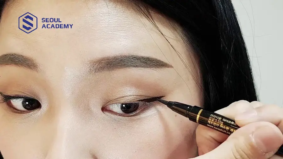 Bạn có thể áp dụng nhiều cách khi kẻ eyeliner