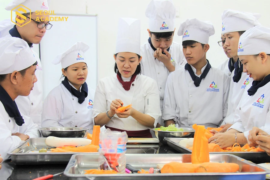 Giảng viên tại Cao đẳng nghề du lịch Sài Gòn tận tâm, tâm huyết và giàu kinh nghiệm