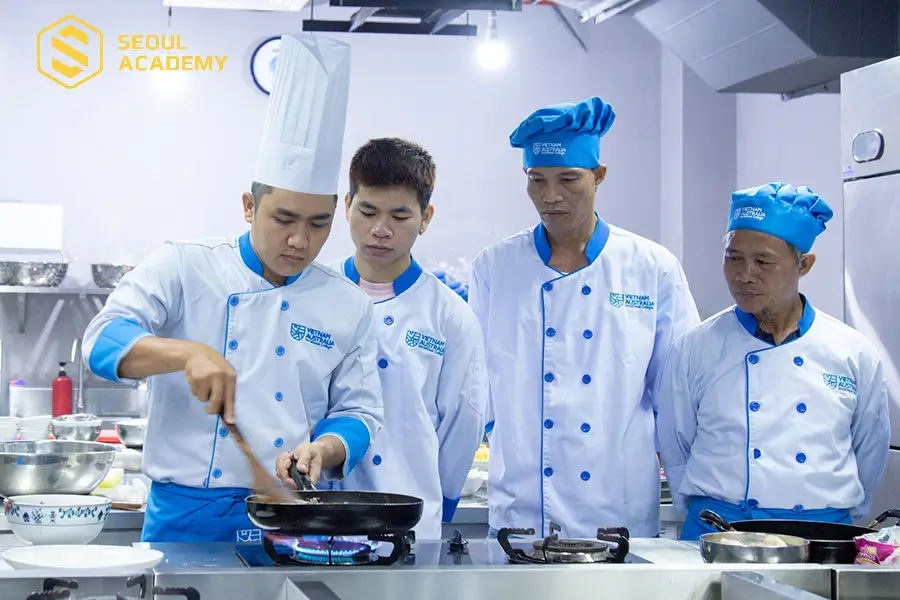 Dạy nghề Việt Úc có khóa học bếp Việt dạy làm bánh cuốn