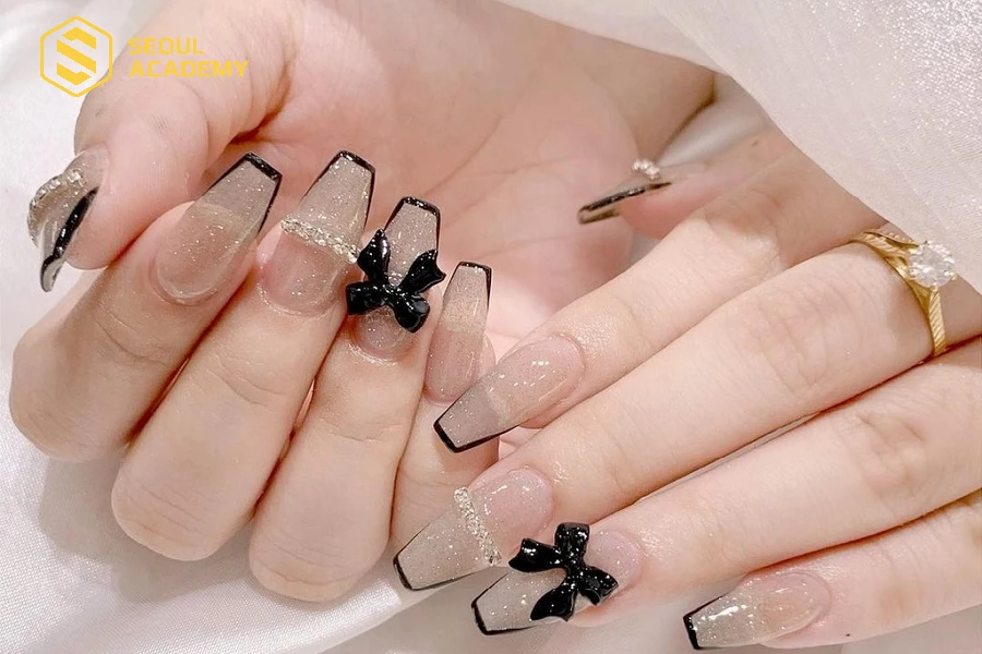Mẫu nail gắn charm cách điệu giúp nâng tone da của bạn