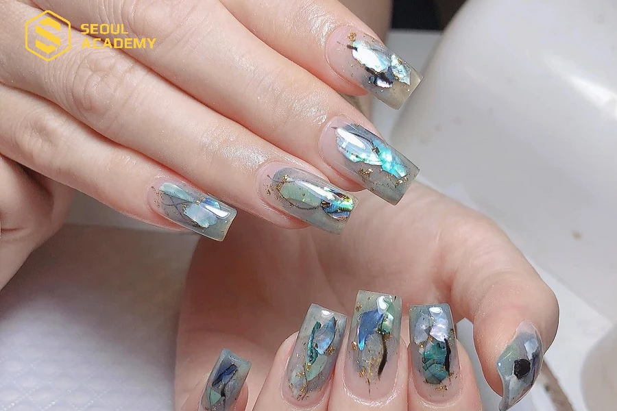 Mẫu nail gắn charm họa tiết phù hợp với các cô nàng cá tính, phong cách