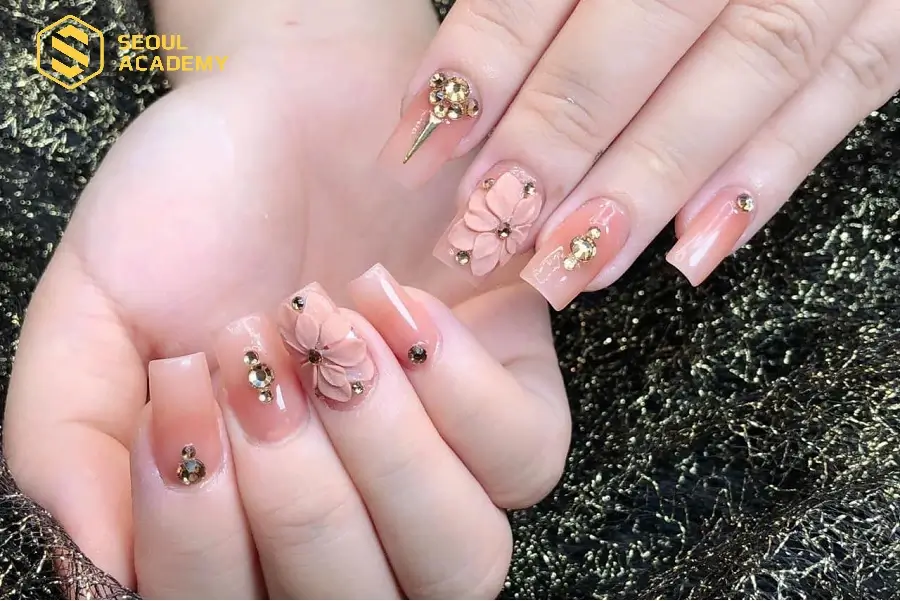 Nước tẩy móng giúp làm sạch móng nhanh chóng, hiệu quả