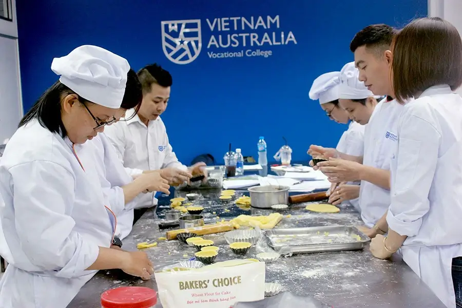 Khóa học làm bánh chuyên nghiệp tại Trung tâm Việt Úc kéo dài từ 1-3 tháng