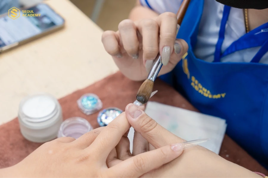Năng khiếu vẽ đẹp, khéo tay không quá ảnh hưởng đến việc bạn theo đuổi ước mơ học nail.