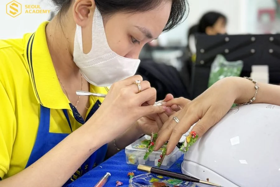 Học viên thi cuối khóa học nail tại Seoul Academy