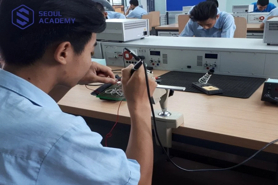Trung tâm dạy nghề thực tế Đất Việt