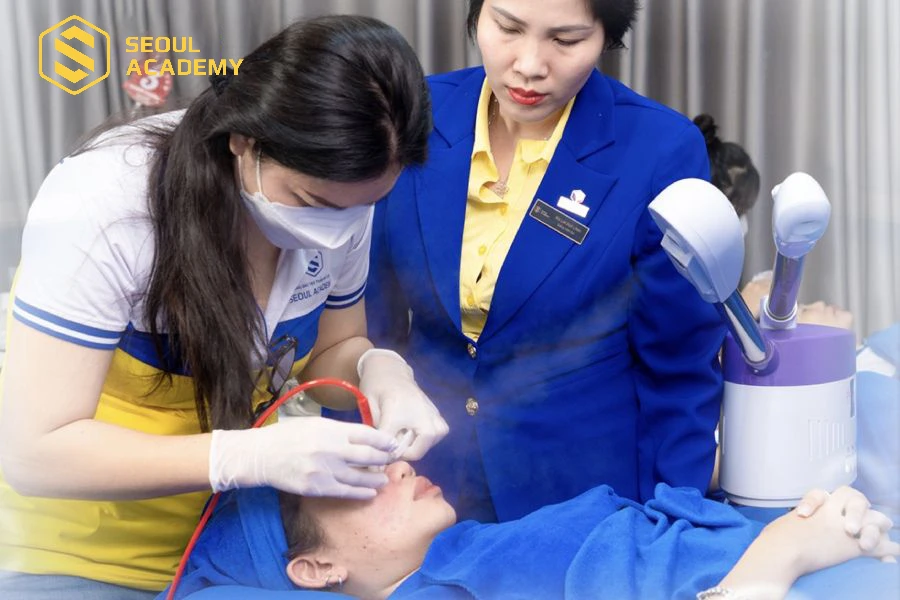 Chuyên viên hướng dẫn tận tình cho học viên
