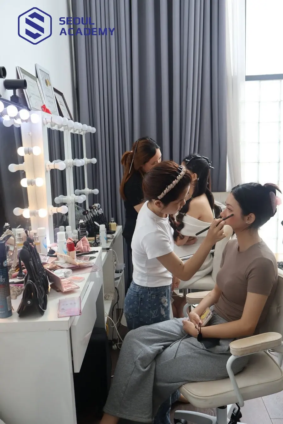 Học trang điểm cá nhân tại Lano Makeup Academy có sự linh hoạt phù hợp với nhiều đối tượng khác nhau