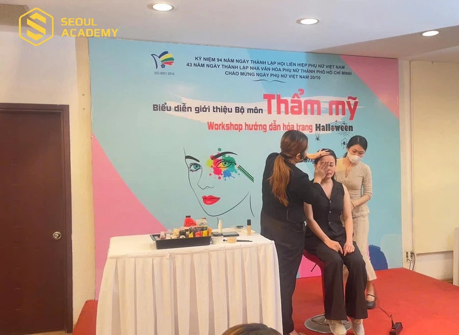 Các khóa học trang điểm cá nhân cũng rất được ưa chuộng tại nhà văn hóa phụ nữ