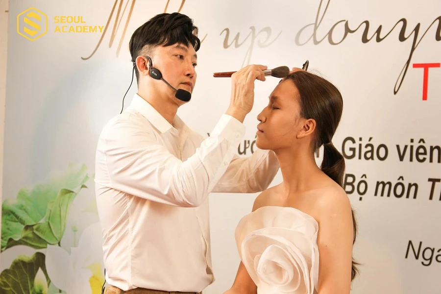 Những học viên định hướng theo đuổi nghề cũng có khóa học trang điểm chuyên nghiệp