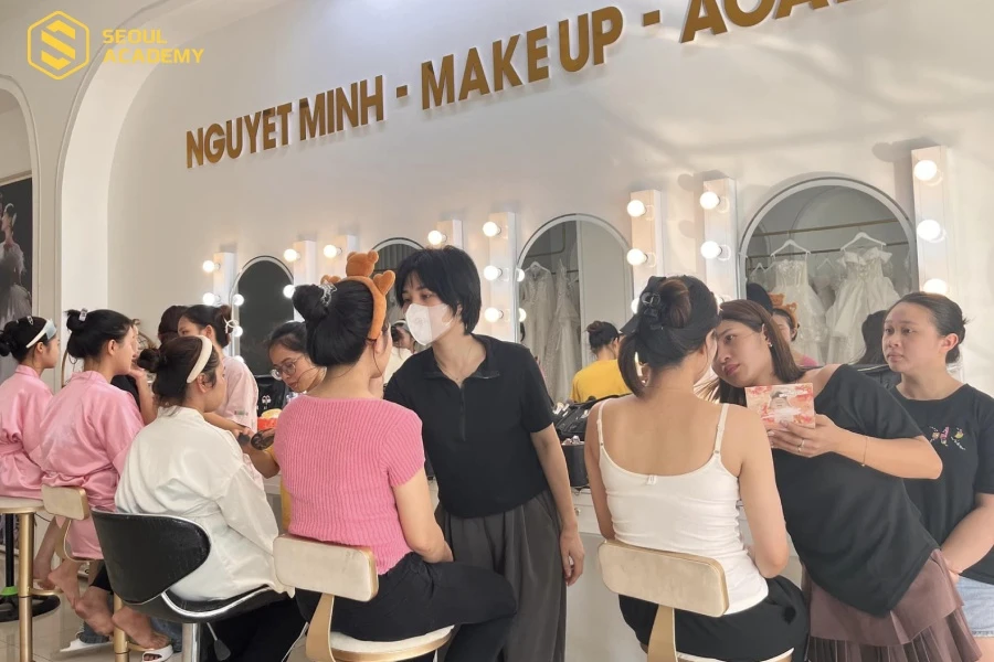 Khóa học của Nguyệt Minh Makeup Academy thu hút nhiều học viên