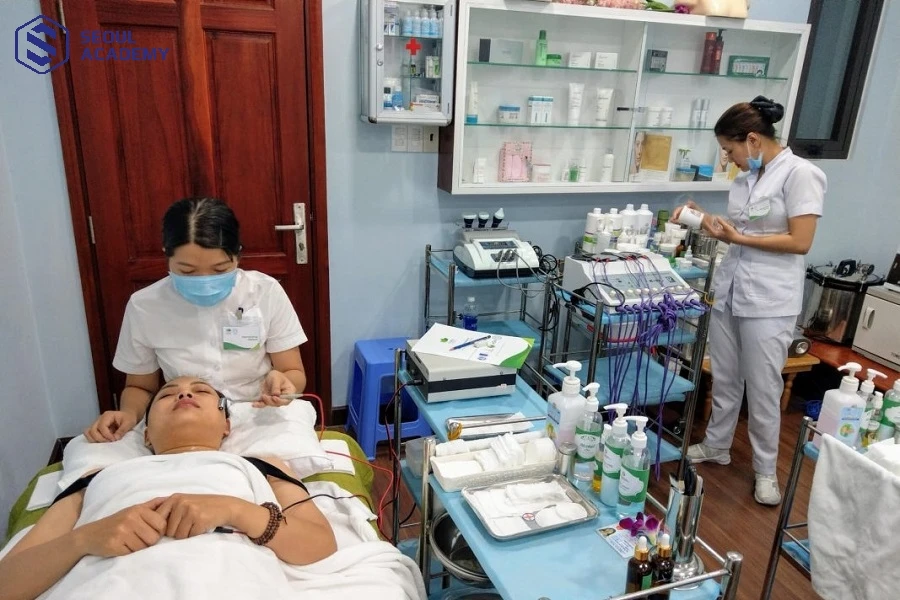 Nội dung khóa học chăm sóc da tại bệnh viện Da liễu sẽ được cân đối giữa nội dung lý thuyết và thực hành