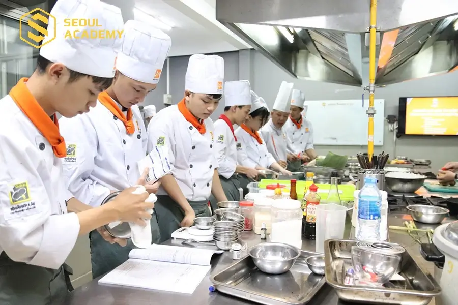Hướng nghiệp Á Âu là trung tâm dạy nấu ăn uy tín nước ta