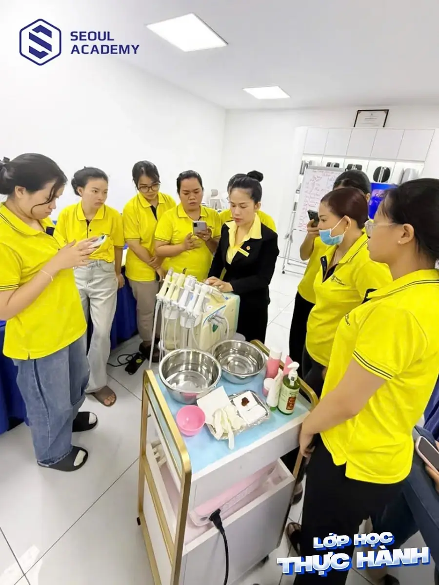 Các nhân viên spa đã có kinh nghiệm và muốn mở spa chăm sóc da có thể tham gia khóa học Master về da Khóa học master về thẩm mỹ da phù hợp với những đối tượng muốn phát triển nghề chuyên sâu